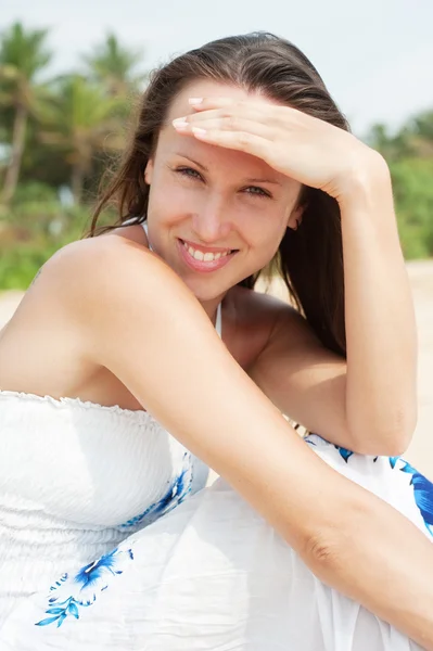 Smiley ung kvinna — Stockfoto