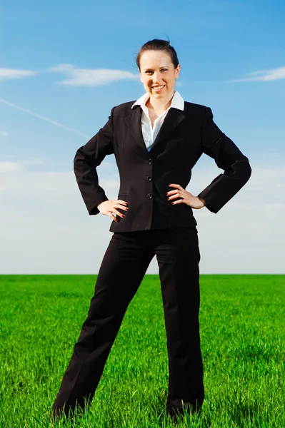 Erfolgreiche Geschäftsfrau steht auf dem Rasen — Stockfoto