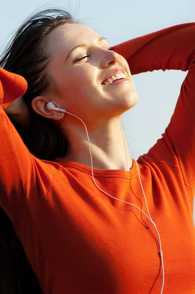 Solig bild av glad kvinna lyssnar musik — Stockfoto