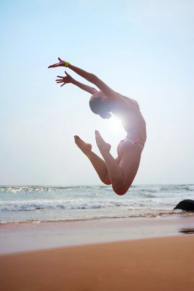 Сонячне зображення стрибаючої жінки — стокове фото