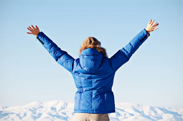 Visa bakifrån på glad kvinna mot himmel och berg — Stockfoto