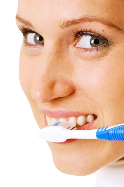 Женщина чистит зубы по утрам — стоковое фото