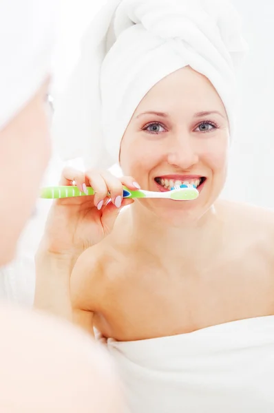 Mujer limpiándose los dientes por la mañana —  Fotos de Stock