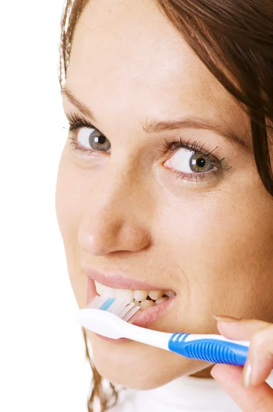 Γυναίκα που καθαρίζει τα δόντια της — Φωτογραφία Αρχείου