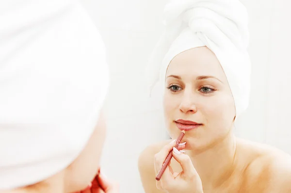 Mulher fazendo maquiagem após o banho — Fotografia de Stock