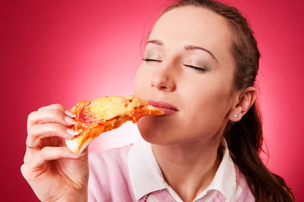 Mulher comendo pizza saborosa — Fotografia de Stock