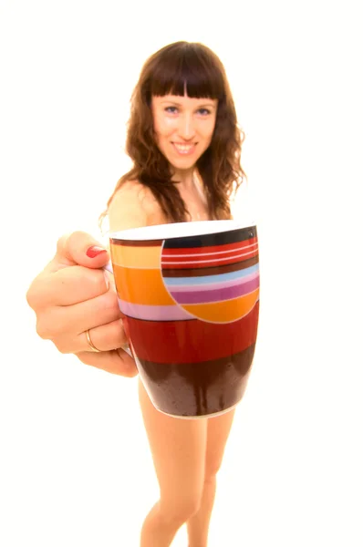 Γυναίκα δίνοντας φλιτζάνι τσάι — Φωτογραφία Αρχείου