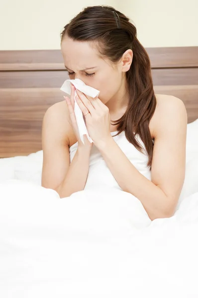 Kvinnan i sängen med influensa — Stockfoto