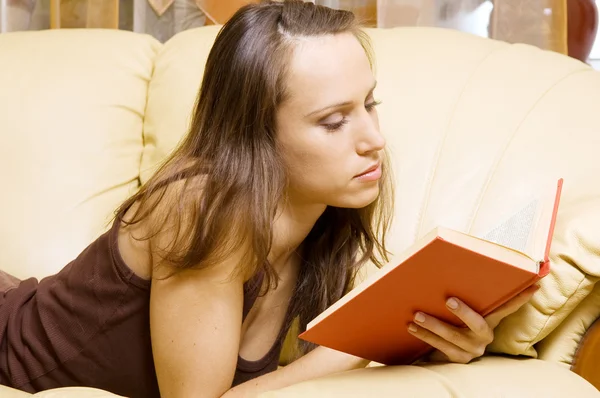 Mulher lendo romance interessante — Fotografia de Stock