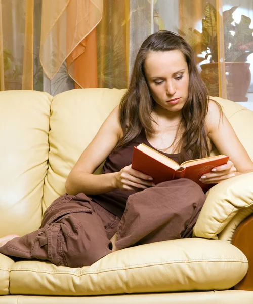 Kobieta czytanie powieści — Zdjęcie stockowe