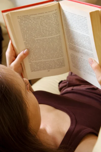 Frau liest das Buch zu Hause — Stockfoto