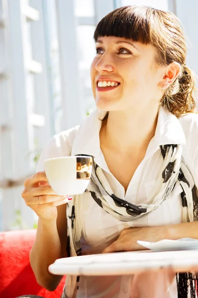 Женщина отдыхает в кафе — стоковое фото