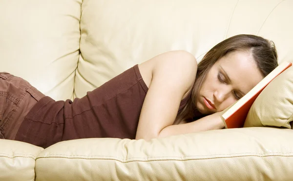 Frau schläft zu Hause auf Buch — Stockfoto