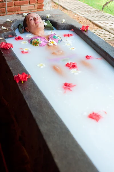 우유 목욕에서 기쁨을 복용 하는 여성 — 스톡 사진