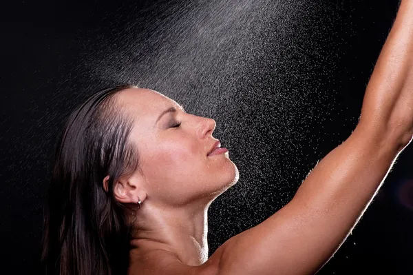 Mujer tomando la ducha — Foto de Stock