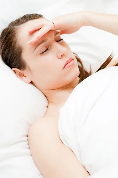 그녀의 침대에서 두통을 가진 여자 — 스톡 사진