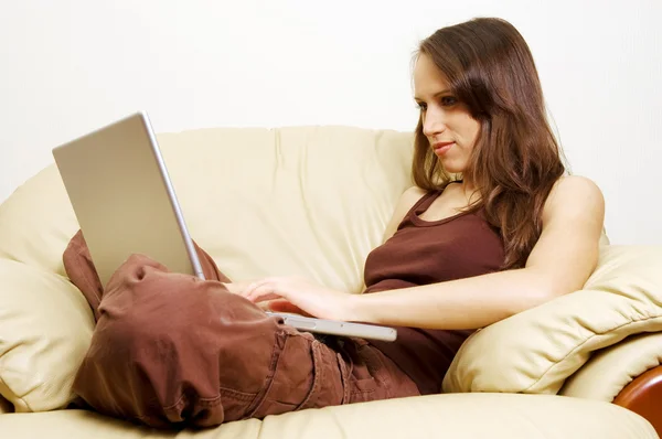 Femme avec ordinateur portable assis sur la chaise — Photo