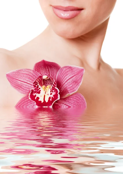 Donna con orchidea rosa — Foto Stock