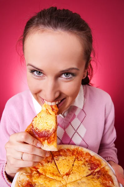 Женщина с пиццей на розовом фоне — стоковое фото