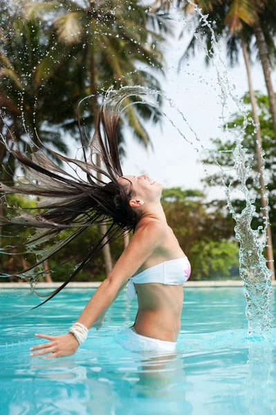 Kvinna med blött hår i poolen — Stockfoto