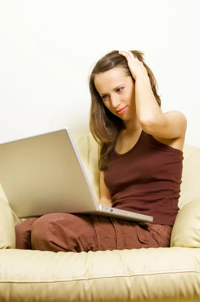 Frau arbeitet zu Hause mit Laptop — Stockfoto