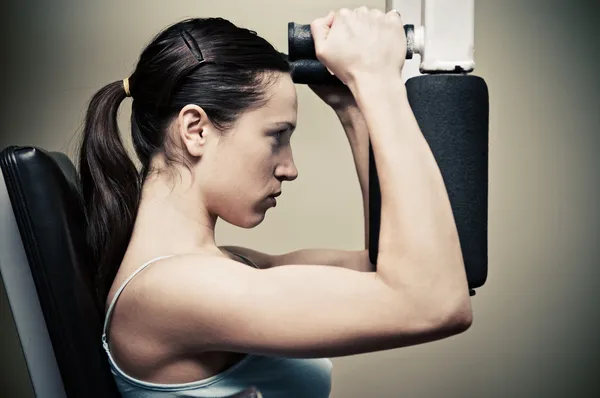 Жінка тренується в спортзалі — стокове фото