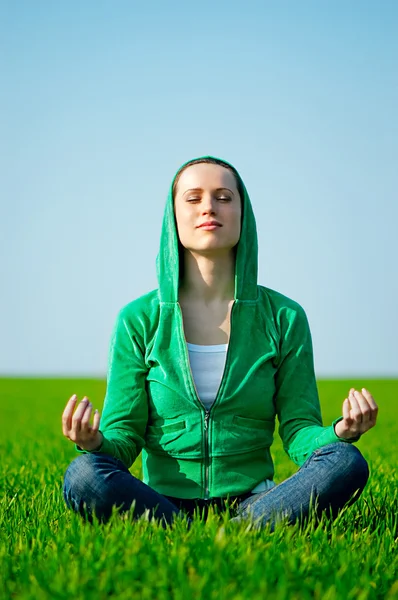 Молодая красивая женщина медитация — стоковое фото