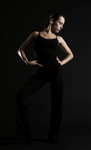 Jovem dançarina posando — Fotografia de Stock