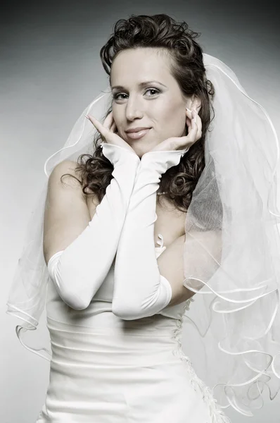 Молодая улыбающаяся невеста в свадебном платье — стоковое фото
