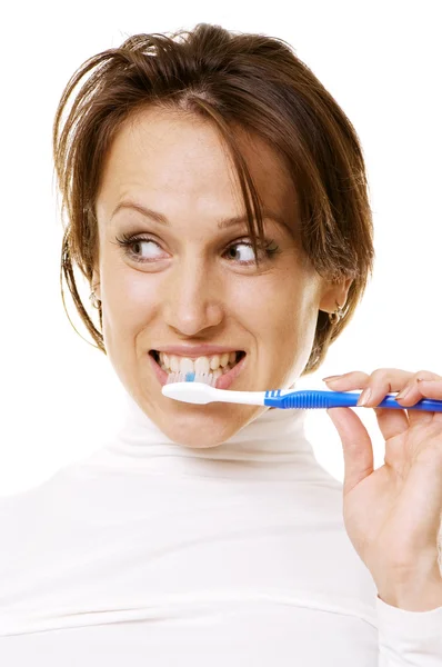 Fiatal nő tisztítására a fogát — Stock Fotó