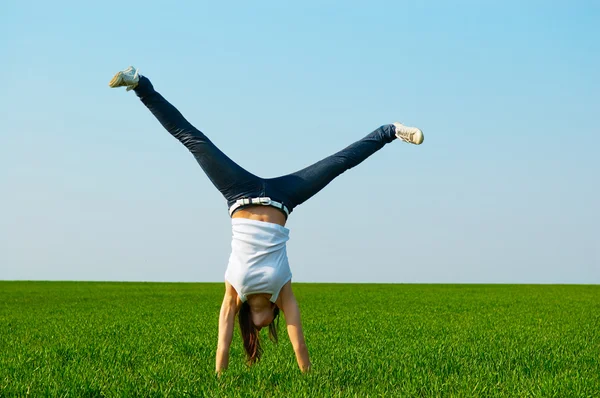 Jovem mulher fazendo cartwheel — Fotografia de Stock