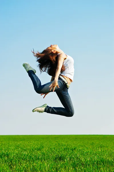 Молода жінка в гімнастичному стрибку — стокове фото