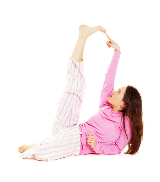 Jonge vrouw in roze pyjama 's — Stockfoto