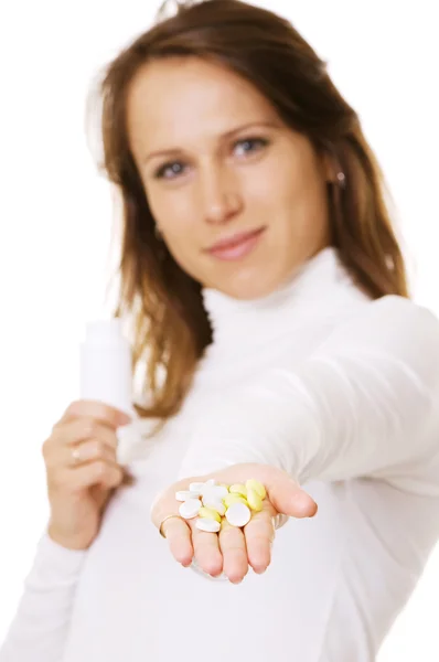 Jovem mulher oferecendo pílulas — Fotografia de Stock