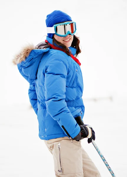Junge Frau im Skigebiet — Stockfoto