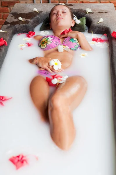 Jonge vrouw ontspannen op de melk-bad — Stockfoto