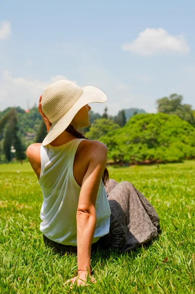 Młoda kobieta odpoczynku w parku — Zdjęcie stockowe