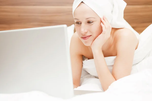 Genç kadın laptop ile dinlenme — Stok fotoğraf