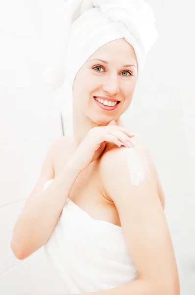 Young woman taking care her skin — Stock Photo, Image
