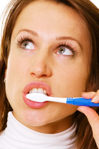 Молода жінка використовує зубну щітку — стокове фото