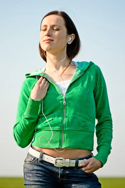 Νεαρή γυναίκα με ακουστικά — Φωτογραφία Αρχείου
