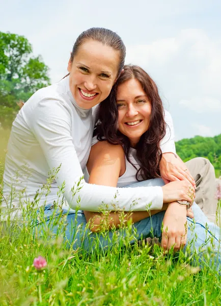 Two girls resting in the park — Stock Photo, Image
