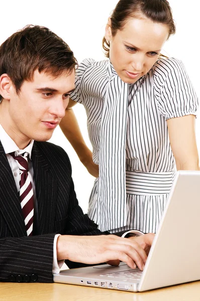 Бизнесмен и женщина смотрят в ноутбук — стоковое фото