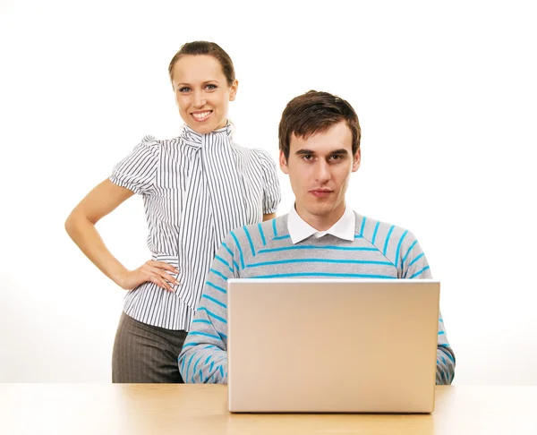 Бизнесмен и женщина с ноутбуком — стоковое фото