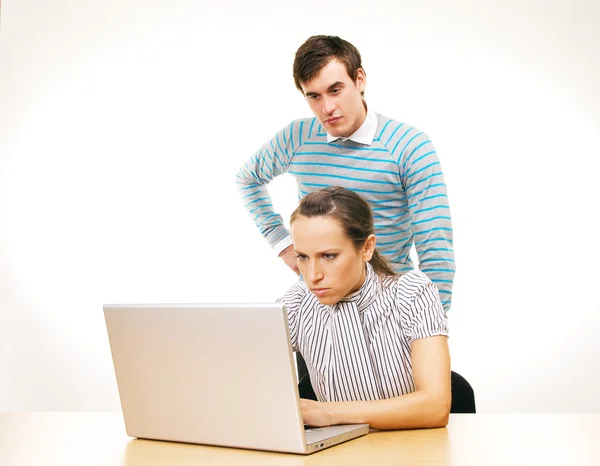 Бизнесмен и женщина работают с ноутбуком — стоковое фото