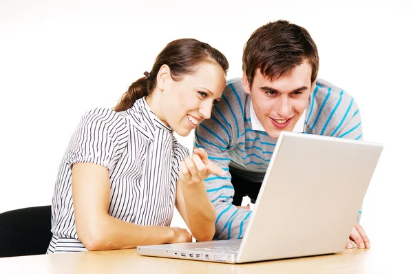 Homem e mulher olhando para o monitor do laptop — Fotografia de Stock
