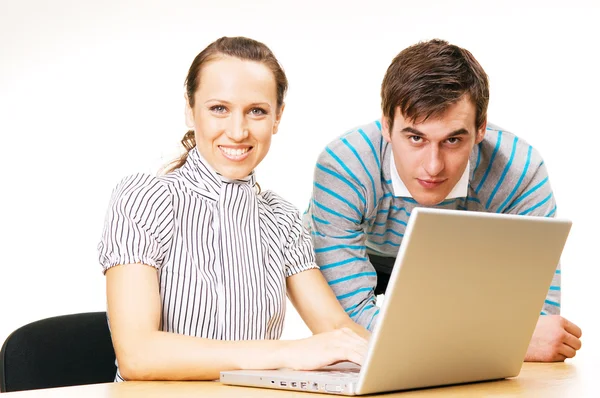 Улыбающаяся женщина и мужчина с ноутбуком — стоковое фото