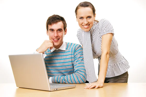 笑脸年轻人与便携式计算机 — 图库照片