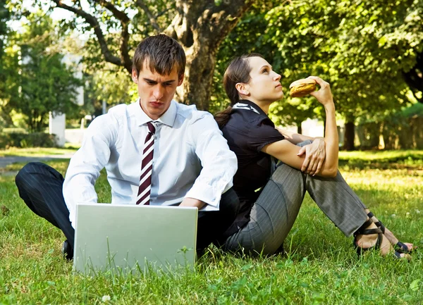 Two businesspeople have a break — Stock Photo, Image