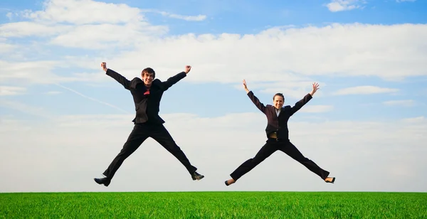점프에 두 행복 한 동료 — 스톡 사진
